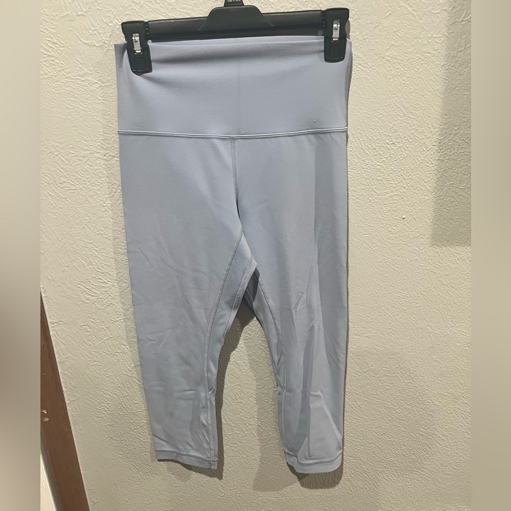Lululemon Athletica Light Gray Blueish Capri Leggings Size 6 EUC Chic Color